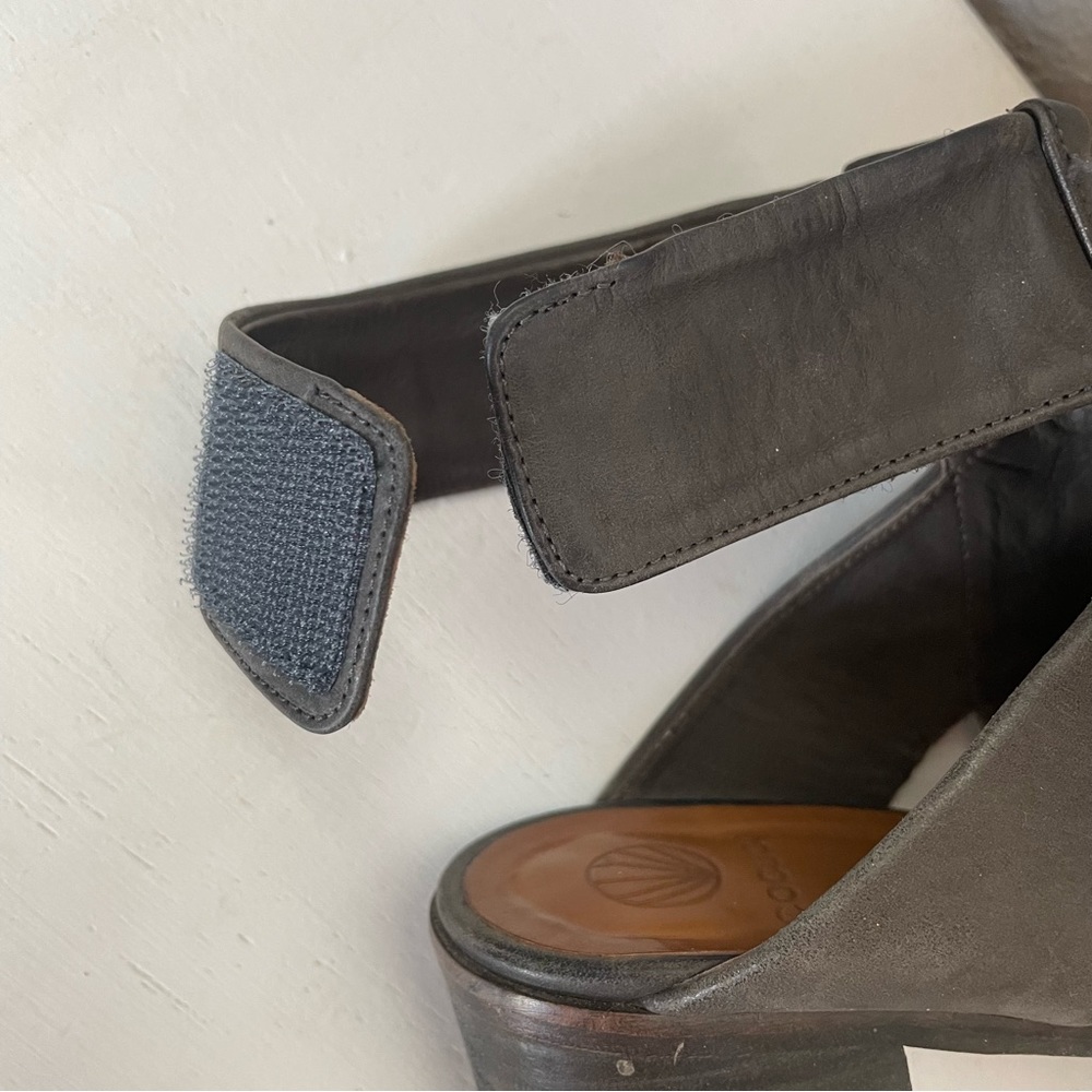 Coclico Leather Slingback Sandals - Picture 10 of 13